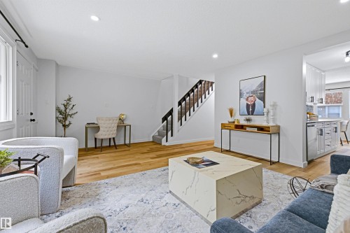 414 Village On The Green Nw, Edmonton, AB - Indoor Photo Showing Living Room