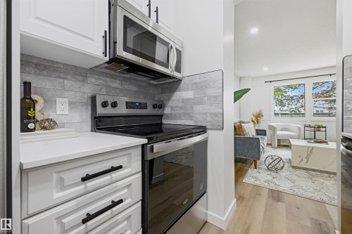 414 Village On The Green Nw, Edmonton, AB - Indoor Photo Showing Kitchen