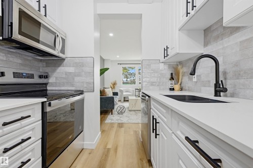 414 Village On The Green Nw, Edmonton, AB - Indoor Photo Showing Kitchen With Upgraded Kitchen