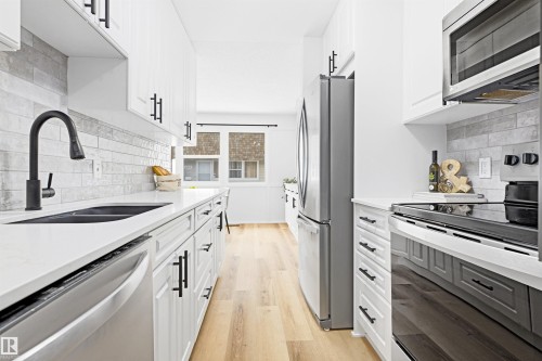 414 Village On The Green Nw, Edmonton, AB - Indoor Photo Showing Kitchen With Stainless Steel Kitchen With Double Sink With Upgraded Kitchen