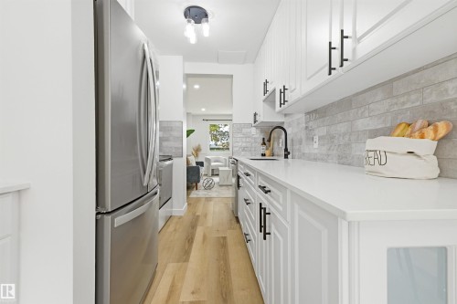 414 Village On The Green Nw, Edmonton, AB - Indoor Photo Showing Kitchen With Upgraded Kitchen