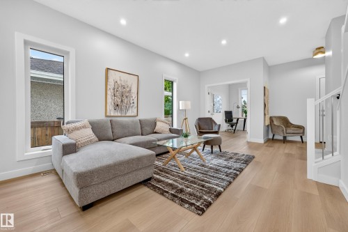 5604 105 Avenue Nw, Edmonton, AB - Indoor Photo Showing Living Room