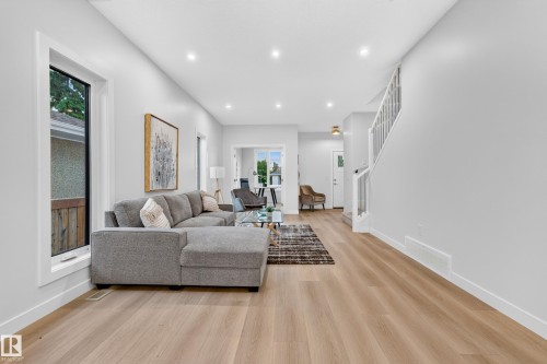 5604 105 Avenue Nw, Edmonton, AB - Indoor Photo Showing Living Room