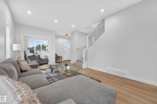 5604 105 Avenue Nw, Edmonton, AB - Indoor Photo Showing Living Room