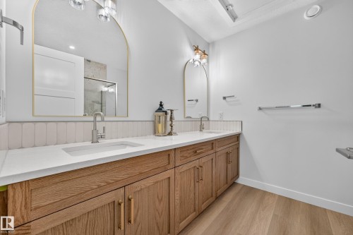 5604 105 Avenue Nw, Edmonton, AB - Indoor Photo Showing Bathroom