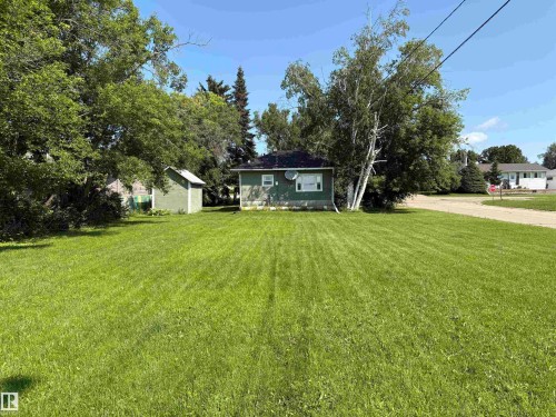Expansive front lawn with a manicured finish - 4901 53 Avenue, Elk Point, AB - Outdoor