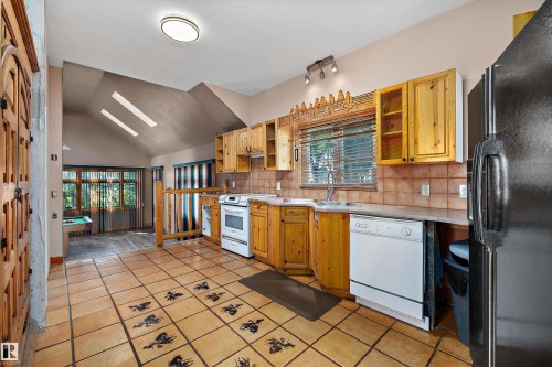11253 89 Street Nw, Edmonton, AB - Indoor Photo Showing Kitchen