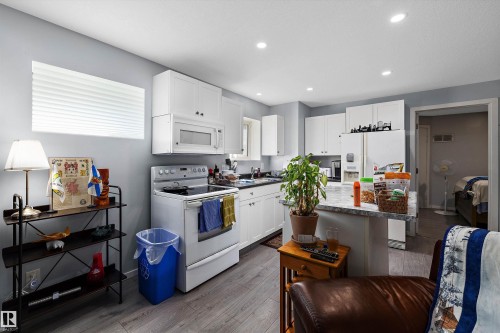 11253 89 Street Nw, Edmonton, AB - Indoor Photo Showing Kitchen