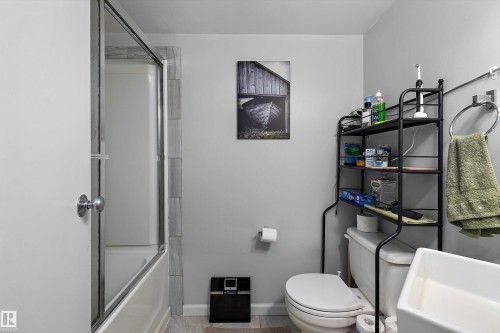11253 89 Street Nw, Edmonton, AB - Indoor Photo Showing Bathroom