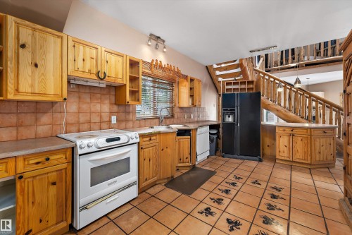 11253 89 Street Nw, Edmonton, AB - Indoor Photo Showing Kitchen