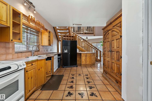 11253 89 Street Nw, Edmonton, AB - Indoor Photo Showing Kitchen