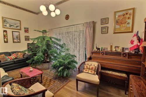 14626 52 Street Nw, Edmonton, AB - Indoor Photo Showing Living Room