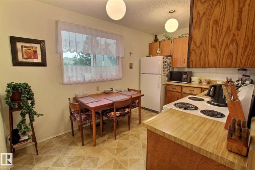 14626 52 Street Nw, Edmonton, AB - Indoor Photo Showing Kitchen