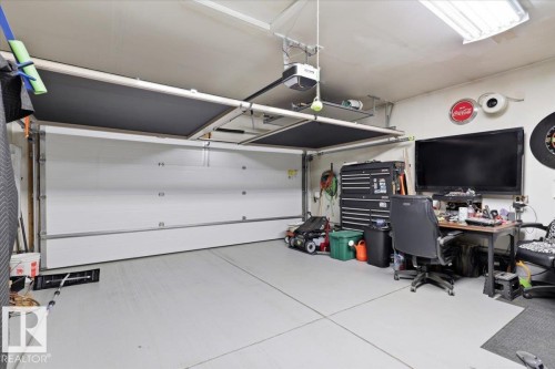 28 Sutherland Street, Leduc, AB - Indoor Photo Showing Garage