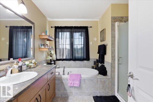 28 Sutherland Street, Leduc, AB - Indoor Photo Showing Bathroom