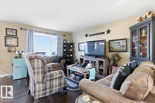 28 Sutherland Street, Leduc, AB - Indoor Photo Showing Living Room