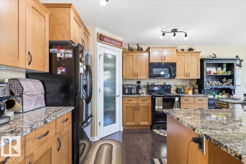 28 Sutherland Street, Leduc, AB - Indoor Photo Showing Kitchen