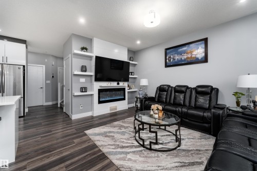 1613 Enright Way Nw, Edmonton, AB - Indoor Photo Showing Living Room