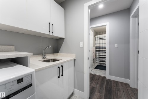 1613 Enright Way Nw, Edmonton, AB - Indoor Photo Showing Kitchen
