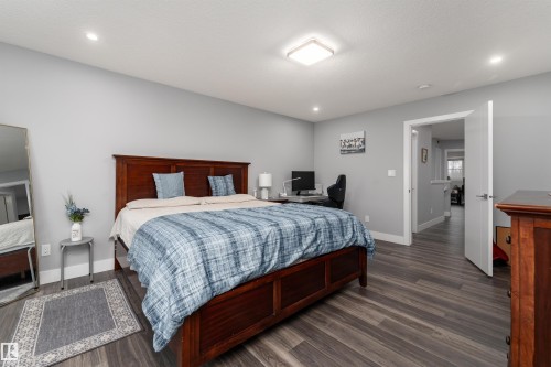 1613 Enright Way Nw, Edmonton, AB - Indoor Photo Showing Bedroom