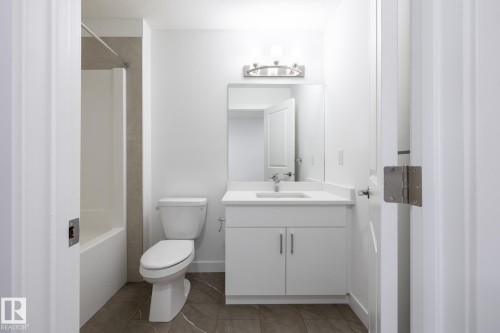 #21 7020 Keswick Cm Sw, Edmonton, AB - Indoor Photo Showing Bathroom