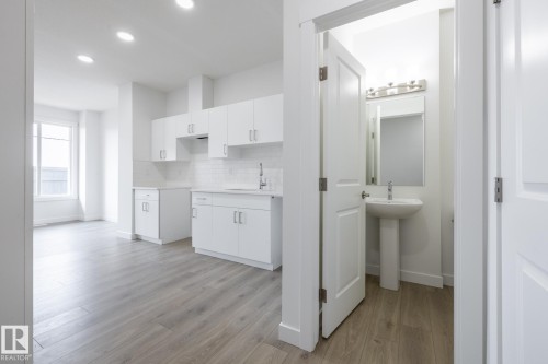 #21 7020 Keswick Cm Sw, Edmonton, AB - Indoor Photo Showing Kitchen