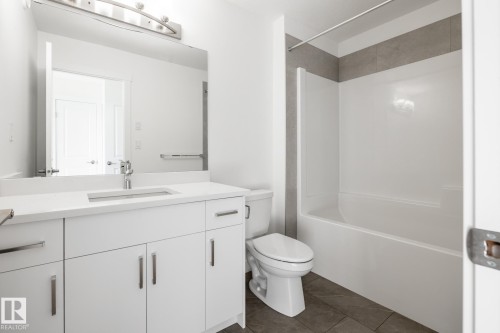 #37 7110 Keswick Cm Sw, Edmonton, AB - Indoor Photo Showing Bathroom