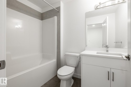 #37 7110 Keswick Cm Sw, Edmonton, AB - Indoor Photo Showing Bathroom