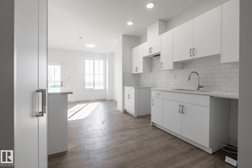 #37 7110 Keswick Cm Sw, Edmonton, AB - Indoor Photo Showing Kitchen