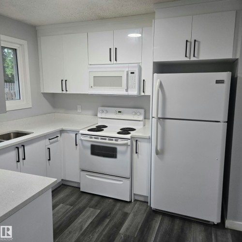 2613 105A Street Northwest, Edmonton, AB - Indoor Photo Showing Kitchen