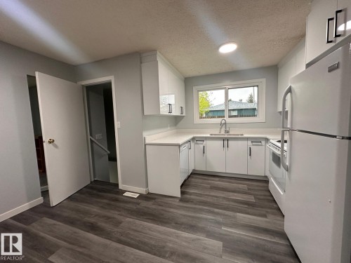 2613 105A Street Northwest, Edmonton, AB - Indoor Photo Showing Kitchen