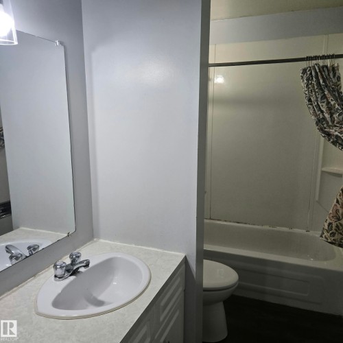 2613 105A Street Northwest, Edmonton, AB - Indoor Photo Showing Bathroom