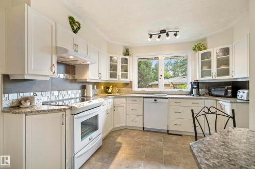 7215 96B Avenue Nw, Edmonton, AB - Indoor Photo Showing Kitchen