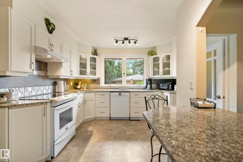 7215 96B Avenue Nw, Edmonton, AB - Indoor Photo Showing Kitchen