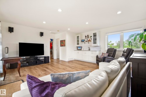 upper level - 7215 96B Avenue Nw, Edmonton, AB - Indoor Photo Showing Living Room