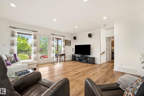 on upper level - 7215 96B Avenue Nw, Edmonton, AB - Indoor Photo Showing Living Room