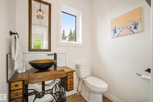 on upper level - 7215 96B Avenue Nw, Edmonton, AB - Indoor Photo Showing Bathroom