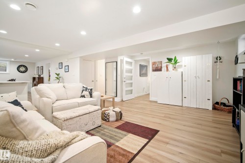 7215 96B Avenue Nw, Edmonton, AB - Indoor Photo Showing Other Room