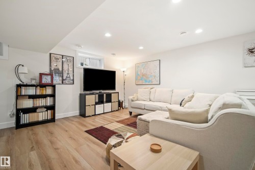 7215 96B Avenue Nw, Edmonton, AB - Indoor Photo Showing Living Room