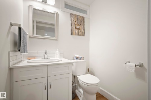 7215 96B Avenue Nw, Edmonton, AB - Indoor Photo Showing Bathroom