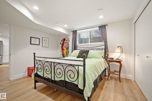 7215 96B Avenue Nw, Edmonton, AB - Indoor Photo Showing Bedroom