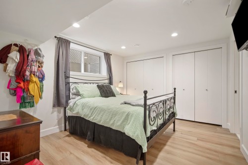 7215 96B Avenue Nw, Edmonton, AB - Indoor Photo Showing Bedroom