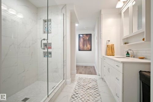 7215 96B Avenue Nw, Edmonton, AB - Indoor Photo Showing Bathroom