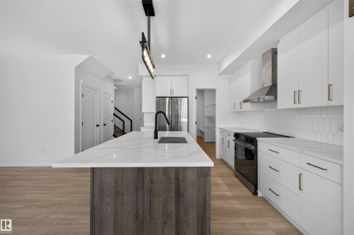 7722 174A Avenue Nw, Edmonton, AB - Indoor Photo Showing Kitchen With Upgraded Kitchen