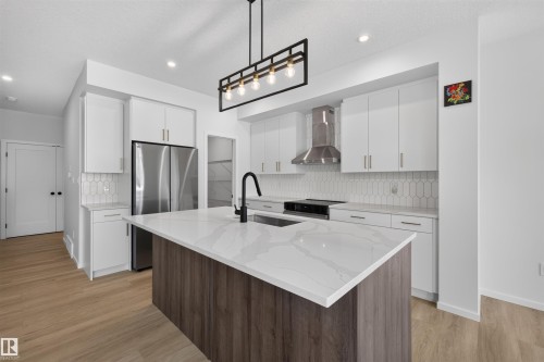 7722 174A Avenue Nw, Edmonton, AB - Indoor Photo Showing Kitchen With Upgraded Kitchen