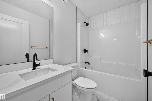 7722 174A Avenue Nw, Edmonton, AB - Indoor Photo Showing Bathroom