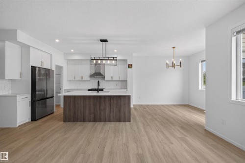 7722 174A Avenue Nw, Edmonton, AB - Indoor Photo Showing Kitchen
