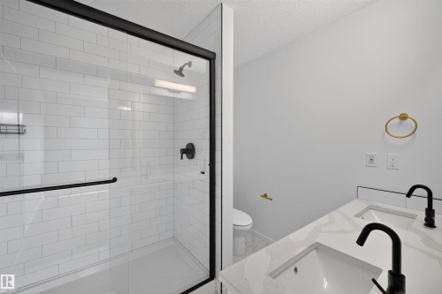7722 174A Avenue Nw, Edmonton, AB - Indoor Photo Showing Bathroom
