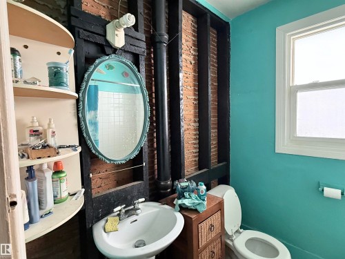 9413 101 Street Nw, Edmonton, AB - Indoor Photo Showing Bathroom