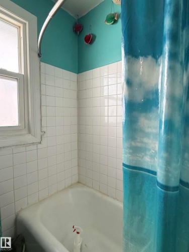 9413 101 Street Nw, Edmonton, AB - Indoor Photo Showing Bathroom